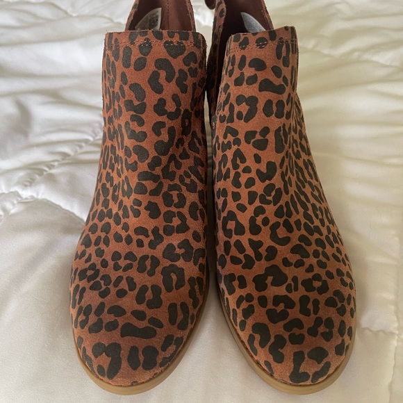 Toms Kallie Leopard Print Booties - NWOT - Picture 6 of 6